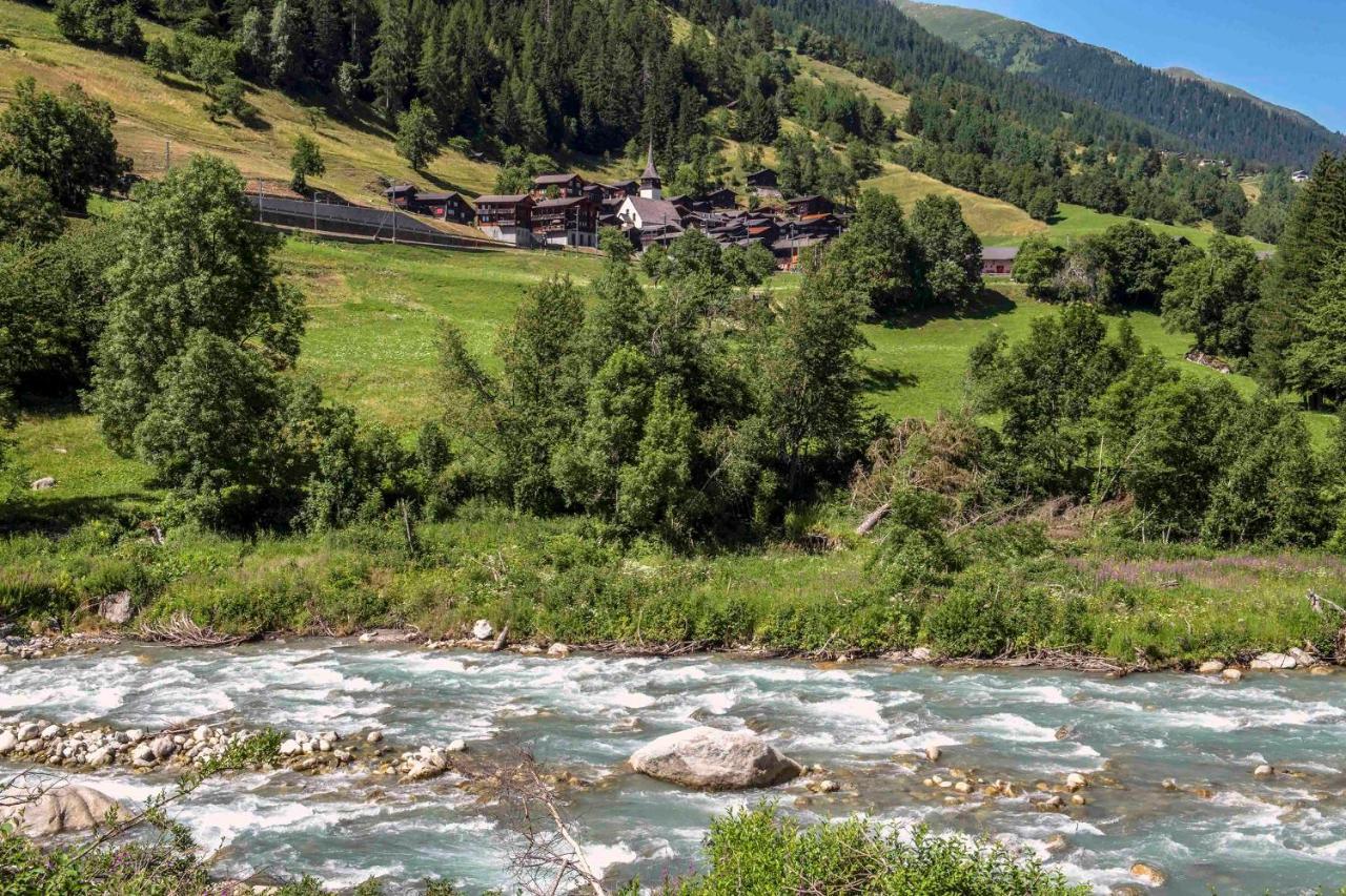 Denkmalgeschuetzter Spycher Total Renoviert Goms Bagian luar foto