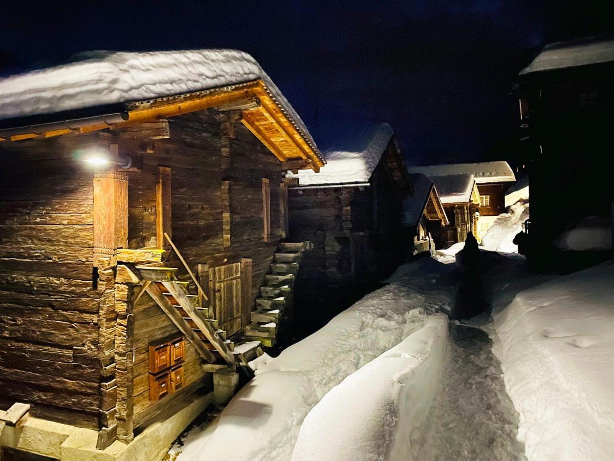 Denkmalgeschuetzter Spycher Total Renoviert Goms Bagian luar foto