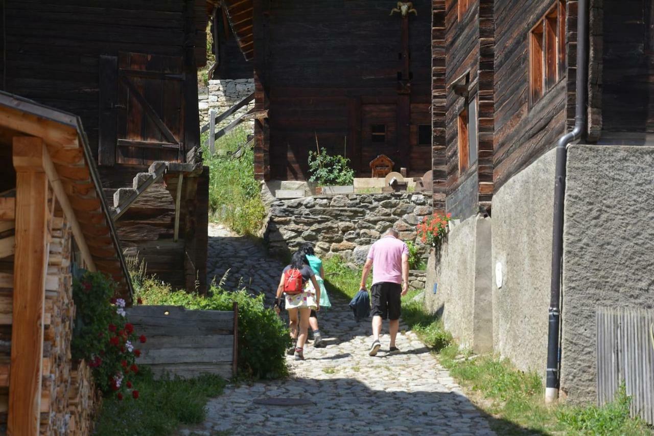 Denkmalgeschuetzter Spycher Total Renoviert Goms Bagian luar foto