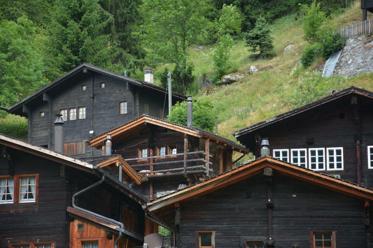 Denkmalgeschuetzter Spycher Total Renoviert Goms Bagian luar foto