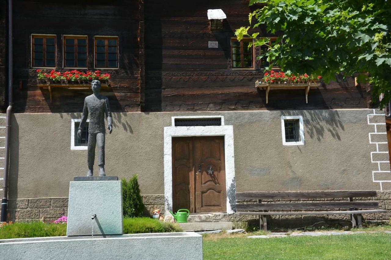 Denkmalgeschuetzter Spycher Total Renoviert Goms Bagian luar foto